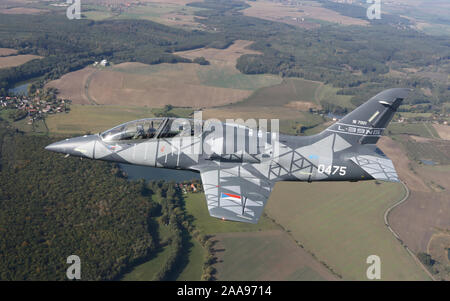 Ceco Aero L-39NG (Next Generation), un turbofan-powered trainer militare aerei durante i voli di addestramento vicino a Air Force Base a Caslav, Czech Rep Foto Stock