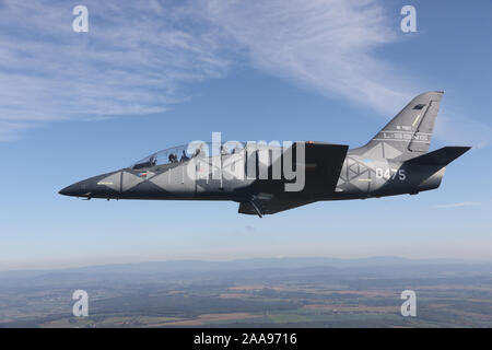 Ceco Aero L-39NG (Next Generation), un turbofan-powered trainer militare aerei durante i voli di addestramento vicino a Air Force Base a Caslav, Czech Rep Foto Stock