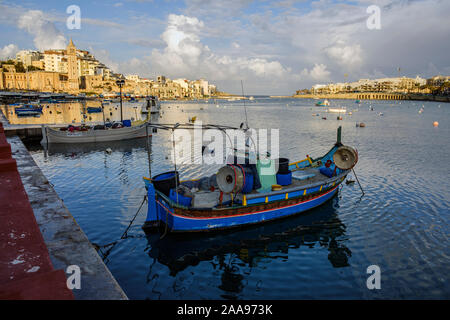 Un luzzu, uno dei tradizionali colorate barche da pesca maltesi nel porto di Marsaskala, Malta Foto Stock
