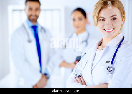 Il team medico di sorridere i medici, l uomo e la donna costituiscono l ufficio, isolati su sfondo bianco Foto Stock