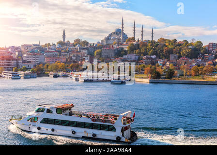 Le navi nel Bosforo, il molo Eminonu e la Moschea di Suleymaniye, Istanbul Foto Stock