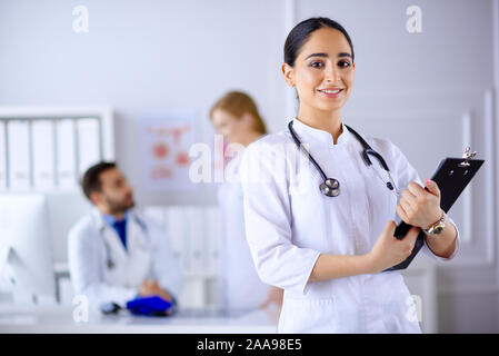 Il gruppo di medici ritratto dei lavoratori in Ospedale Foto Stock