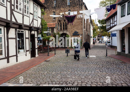 Centro medievale della città con tipiche case a graticcio e vicoli di Minden Foto Stock