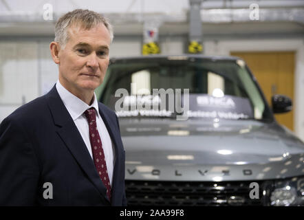 Ritrasmesso Rimozione riferimento alla Metropolitan Police ufficiali di indagine Senior manager per la criminalità nazionale agenzia Steve mcintyre ha di fronte un Range Rover Vogue dopo che è stato recuperato da ufficiali della criminalità nazionale agenzia (NCA) durante la mattina presto le incursioni da sette indirizzi di casa a Hounslow, Hayes, Uxbridge e Southall, di presunti membri di una criminalità organizzata (gruppo OCG). Foto Stock