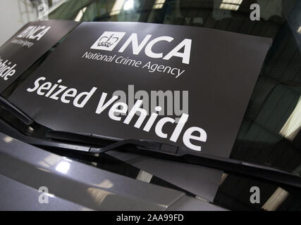 Ritrasmesso Rimozione riferimento al Metropolitan ufficiali della polizia nazionale agenzia di reato sequestrati segno del veicolo sul parabrezza di un Range Rover Vogue dopo che è stato recuperato da ufficiali della criminalità nazionale agenzia (NCA) durante la mattina presto le incursioni da sette indirizzi di casa a Hounslow, Hayes, Uxbridge e Southall, di presunti membri di una criminalità organizzata (gruppo OCG). Foto Stock