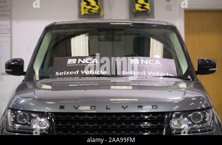 Ritrasmesso Rimozione riferimento al Metropolitan funzionari di polizia un Range Rover Vogue dopo essere stata recuperata da ufficiali della criminalità nazionale agenzia (NCA) durante la mattina presto le incursioni da sette indirizzi di casa a Hounslow, Hayes, Uxbridge e Southall, di presunti membri di una criminalità organizzata (gruppo OCG). Foto Stock