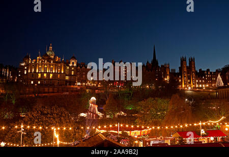 Il Natale di Edimburgo, 2019 colorato mercato e luna park, Edimburgo, i giardini di Princes Street East, Scotland, Regno Unito, Gran Bretagna Foto Stock