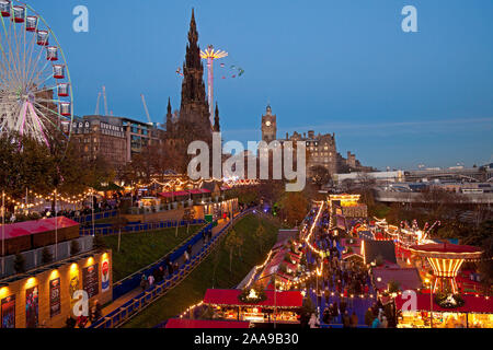 Il Natale di Edimburgo, 2019 colorato mercato e luna park, Edimburgo, i giardini di Princes Street East, Scotland, Regno Unito, Gran Bretagna Foto Stock