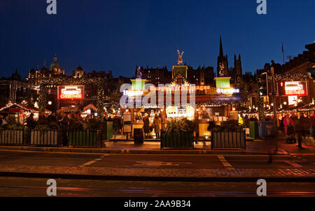 Il Natale di Edimburgo, 2019 colorato mercato e luna park, Edimburgo, i giardini di Princes Street East, Scotland, Regno Unito, Gran Bretagna Foto Stock