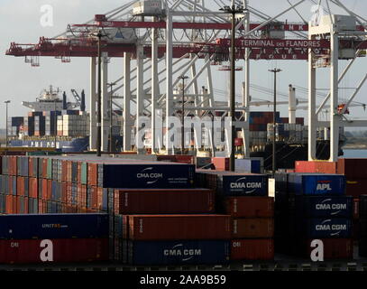 AJAXNETPHOTO. Settembre, 2019. DUNKERQUE, Francia. - Il trasporto merci - Contenitore scatole impilate sul quay con navi container carico e scarico in background sul terminale des Flandres.foto:JONATHAN EASTLAND/AJAX REF:GX8 192609 20545 Foto Stock