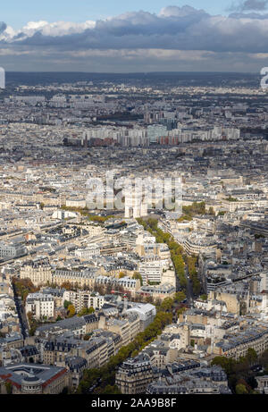 Arc de Triomphe in una patch di luce. I freni di sole attraverso le nuvole a brillare sull arco di trionfo a Parigi Foto Stock