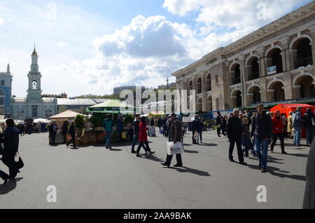 Festival dell'Ucraina di prodotti realizzati in Ukraune sulla piazza postale di Kiev, 18 aprile 2015 Foto Stock