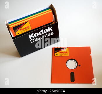 AJAXNETPHOTO. 2019. WORTHING, Inghilterra. - Obsoleto - KODAK 5,25 (5 1/4 pollici) colorato floppy magnetico dischi dei computer degli anni settanta agli anni Novanta (80S-90S) TECNOLOGIA INFORMATICA SUPPORTO PER LA MEMORIZZAZIONE DEI DATI.foto:JONATHAN EASTLAND/AJAX REF:GX8 191008 20463 Foto Stock