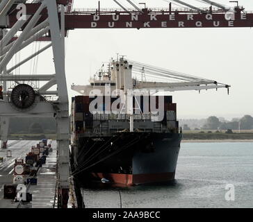 AJAXNETPHOTO. Settembre, 2019. DUNKERQUE, Francia. - Contenitore porta - Nave portacontainer DIMITRIS C Ormeggiato a fianco al Terminal des Flandres.foto:JONATHAN EASTLAND/AJAX REF:GX8 192609 20541 Foto Stock