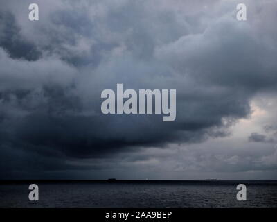 AJAXNETPHOTO. Settembre, 2019. Canale Inglese - STRATUS CLOUD. - Basso livello di cloud pesante con umidità oltre le rotte di navigazione. Foto:JONATHAN EASTLAND REF:GX8 192609 20504 Foto Stock