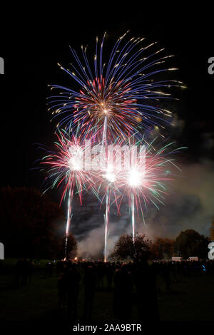 Fuochi d'artificio a Harlow Town Park Essex, ci sono persone nell'immagine, ma essi si stagliano e identificabili Foto Stock