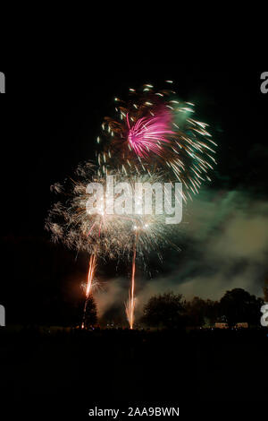 Fuochi d'artificio a Harlow Town Park Essex, ci sono persone nell'immagine, ma essi si stagliano e identificabili Foto Stock