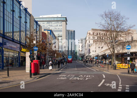 Ricerca di Bull Street da High Street in Dale fine, Birmingham City Centre Foto Stock