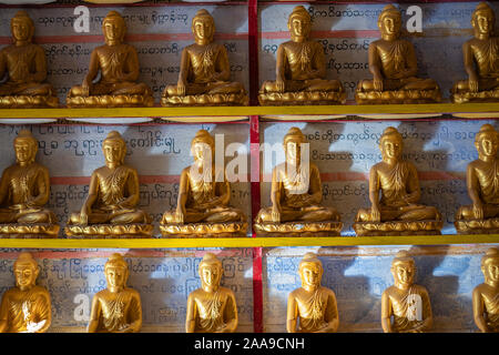 Interno del Moe Hnyin di Boaddai tempio di Monywa, Myanmar (Birmania) con rappresentazioni dell'immagine del Buddha Foto Stock