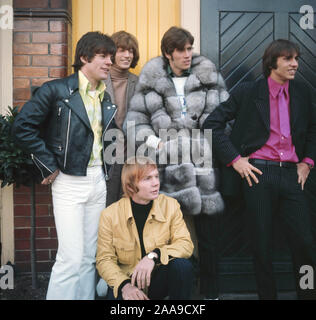 BEE GEES gruppo pop nel 1968. Da sinistra: Vince Melouney, Robin Gibb, Barry Gibb, Maurice Gibb con Colin Peterson inginocchiarsi. Foto: Tony Gale Foto Stock