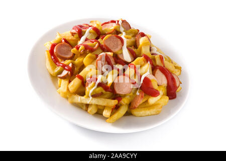 Tipica America Latina Salchipapa. Salsicce con patate fritte, ketchup, senape e mayo, isolato su sfondo bianco Foto Stock