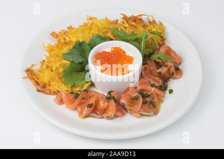 frittelle di patate, pesce di salmone e caviale rosso Foto Stock