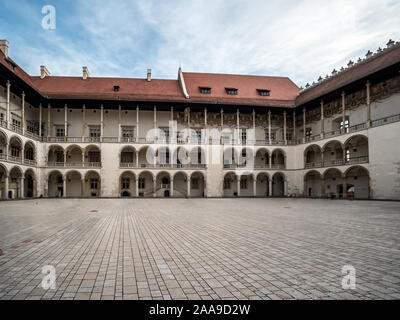 Cortile porticato lo storico Castello Reale di Wawel, Cracovia in Polonia Foto Stock