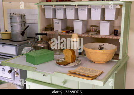 L'interno di un tipico degli anni sessanta cucina dispensa o credenza visto nella maggior parte delle abitazioni in quel momento Foto Stock