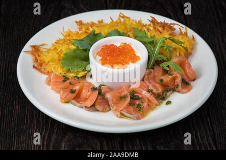 frittelle di patate, pesce di salmone e caviale rosso Foto Stock