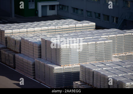 Vetreria territorio con pranzo bottiglie. Un sacco di prodotti di vetro in cellophane. Gli imballaggi di vetro Foto Stock