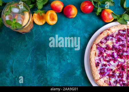 Frutta pizza dolce con pesche noci la limonata Foto Stock