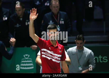 Il 20 novembre 2019, Spagna, Madrid: Tennis, Davis Cup, fase di gruppo, gruppo A, Giappone - Serbia, individuale, Nishioka (Giappone) - Djokovic (Serbia). Novak Djokovic onde. Foto: Cezaro De Luca/dpa Foto Stock