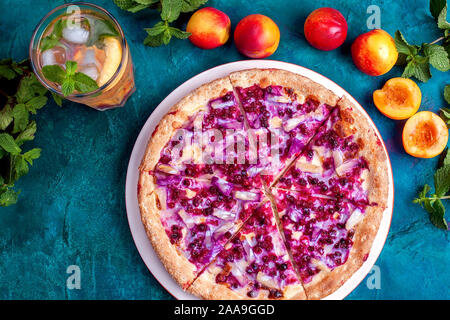 Frutta pizza dolce con pesche noci la limonata Foto Stock