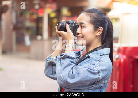 I viaggiatori ragazza asiatica che indossa una giacca, jeans e riprese in attrazioni turistiche. Foto Stock