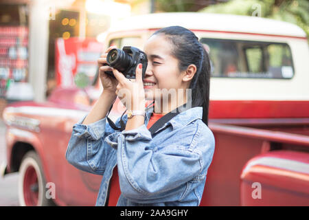 I viaggiatori ragazza asiatica che indossa una giacca, jeans e riprese in attrazioni turistiche. Foto Stock