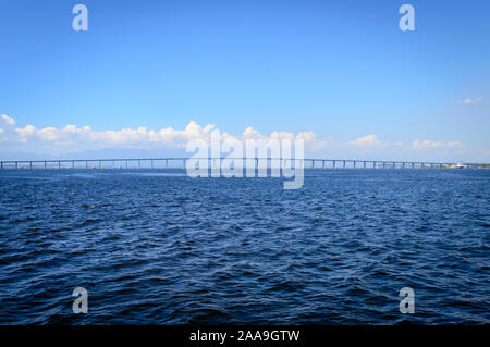 Vista oceano di Rio-Niterói Bridge in una giornata di sole con il blu del cielo. Foto Stock