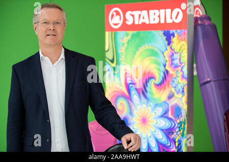 Heroldsberg, Germania. Xix Nov, 2019. Horst Brinkmann, Managing Director di strumenti di scrittura divisione della Schwan-STABILO Gruppo, prese a margine del bilancio della società per il 2018/2019 Esercizio finanziario. Credito: Daniel Karmann/dpa/Alamy Live News Foto Stock