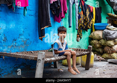 KOLKATA, INDIA - Dic 28, 2019: Ritratto di non identificato ragazzo indiano sulla strada in borgo rurale.Bengala occidentale. India Foto Stock