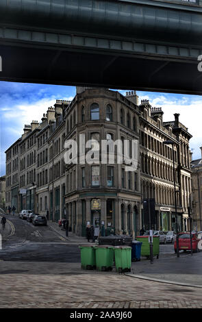 Vista del Queen's Cafe, al numero 1 di Queen Street, Newcastle upon Tyne. L'edificio è protetto dalla enorme funzione che è sul Tyne Bridge Foto Stock