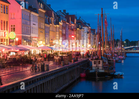 Nyhavn a Copenaghen, vista serale della zona fronte mare di bar e ristoranti a Nyhavn nel centrale quartiere del porto di Copenhagen, Danimarca. Foto Stock