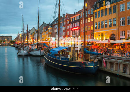 Colore di Copenaghen, vista al tramonto della colorata area del litorale di Nyhavn nel centro di Copenhagen, Danimarca. Foto Stock