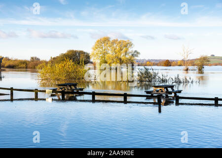 Il fiume Severn allagato accanto al Pub Red Lion a Wainlode, Apperley, a sud di Tewkesbury, GLOUCESTERSHIRE REGNO UNITO su 18/11/2019 Foto Stock