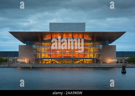 Copenaghen Opera House, vista al tramonto della Opera House edificio progettato da Henning Larsen su Holmen island, centrale di Copenhagen, Danimarca. Foto Stock