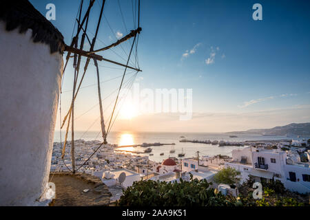 Tramonto a Mykonos chora con parte di un mulino a vento in vista Foto Stock