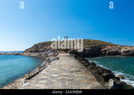 Naxos, Grecia - Luglio 12, 2019: Vista del capitale di Naxos Chora da portara passeggiata in un pomeriggio soleggiato Foto Stock