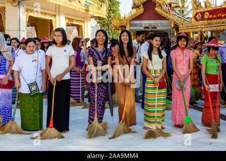 La popolazione locale ampie/pulizia alla Shwedagon pagoda Yangon, Myanmar. Foto Stock