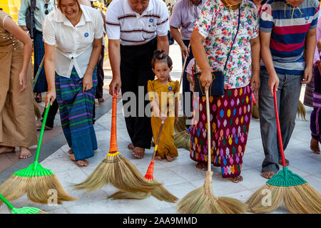 La popolazione locale ampie/pulizia alla Shwedagon pagoda Yangon, Myanmar. Foto Stock
