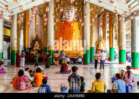 Popolo birmano pregare presso la Shwedagon pagoda Yangon, Myanmar. Foto Stock