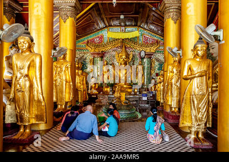 Popolo birmano pregare presso la Shwedagon pagoda Yangon, Myanmar. Foto Stock