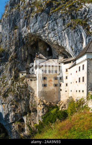 Il Castello di Predjama costruito in una grotta vicino alla città di Postojna, Slovenia, l'Europa. Foto Stock